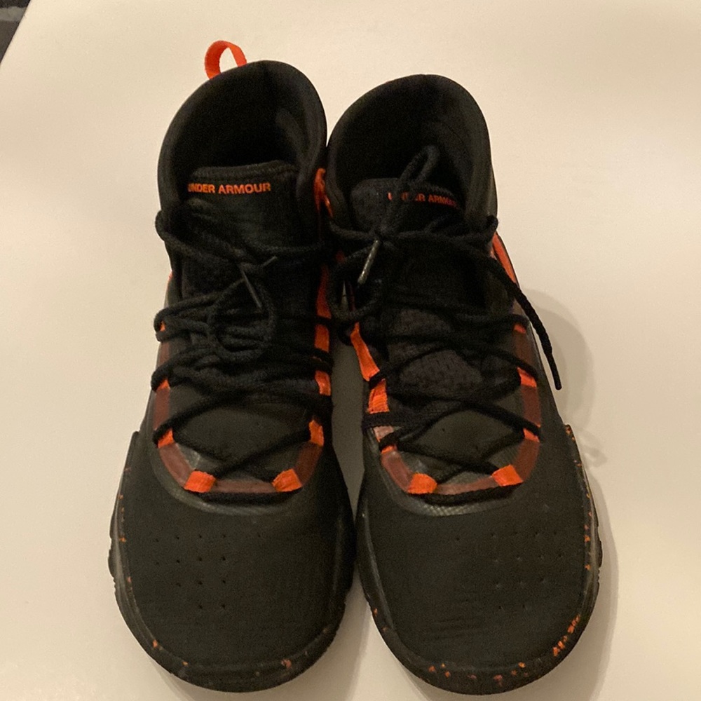 Under Armour Boys Size 6